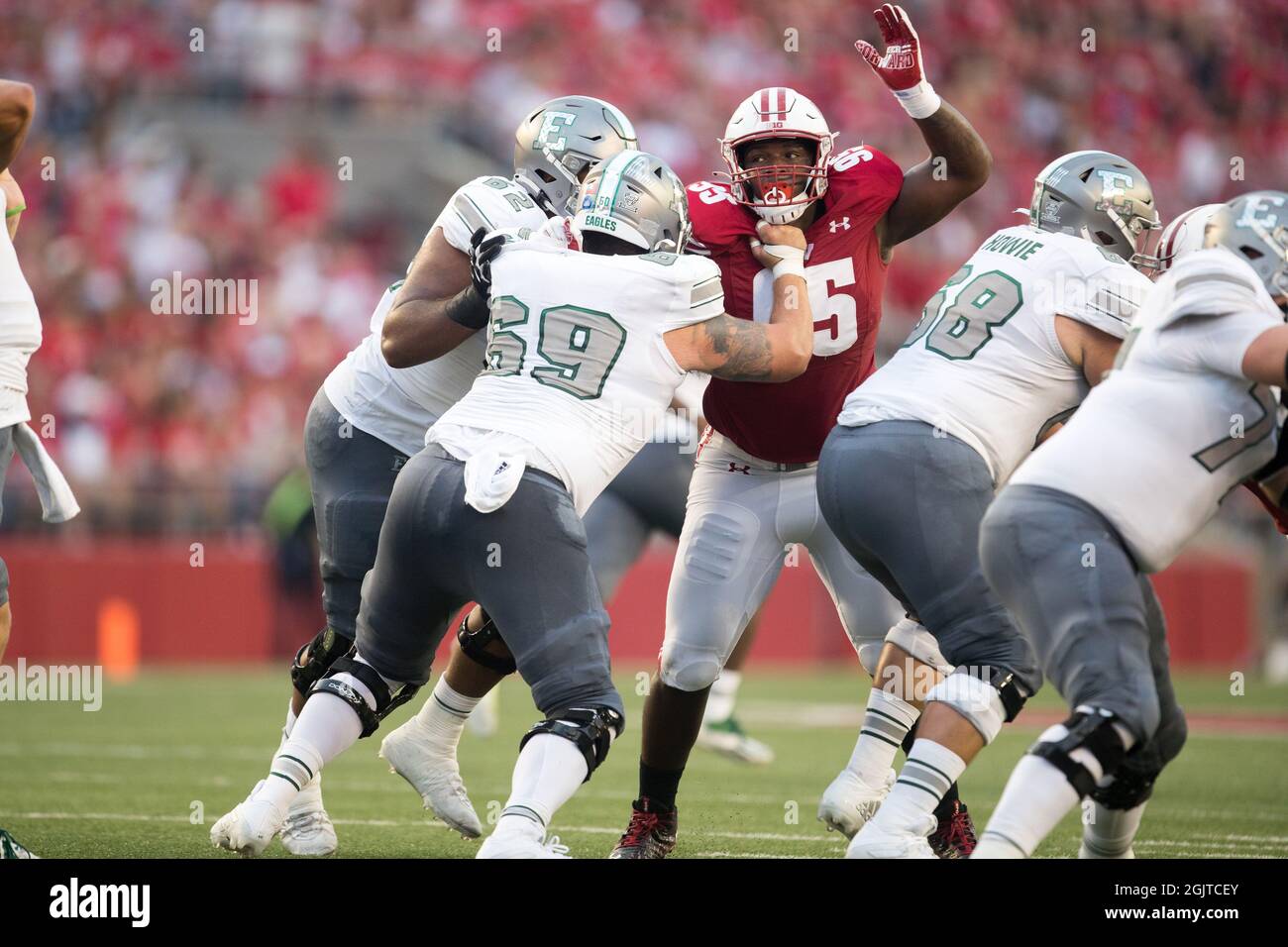 Wisconsin Badgers Nose Tackle Keeanu Benton (95 ans) fait double équipe lors d'un match de football entre les Wisconsin Badgers et les Eastern Michigan Eagles le 11 septembre 2021. Le Wisconsin bat l'est du Michigan 34-7. (Max Siker / image du sport) Banque D'Images