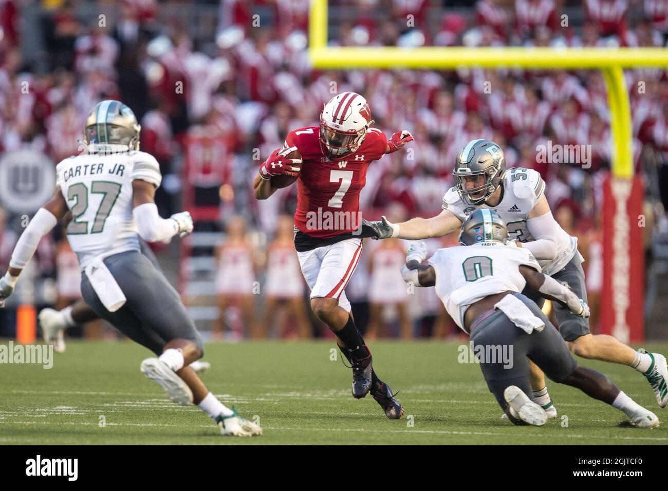 Le receveur du Wisconsin Wide Danny Davis (7 ans) casse des tacles lors d'un match de football entre les Wisconsin Badgers et les Eastern Michigan Eagles le 11 septembre 2021. Le Wisconsin bat l'est du Michigan 34-7. (Max Siker / image du sport) Banque D'Images