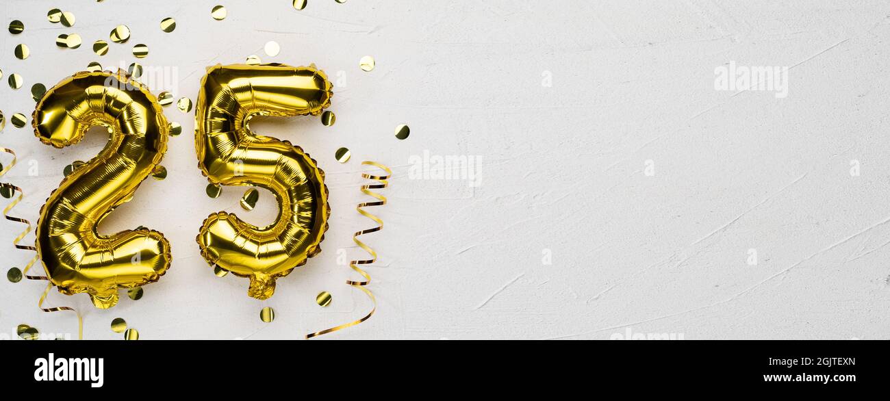 ballon golden foil numéro vingt-cinq. Carte d'anniversaire avec inscription 25. Fond en béton gris. Célébration d'anniversaire. Banne Banque D'Images
