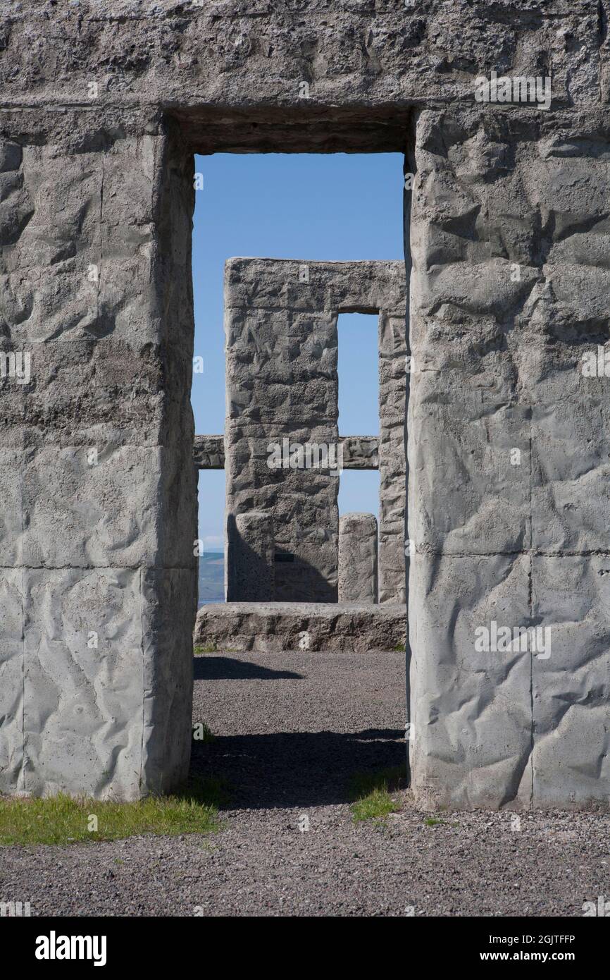 Sam Hill a construit une copie de Stonehenge en Angleterre comme un mémorial aux hommes du comté de Klickitat, Washington, qui ont été tués pendant la première Guerre mondiale Maryhill, WA. Banque D'Images