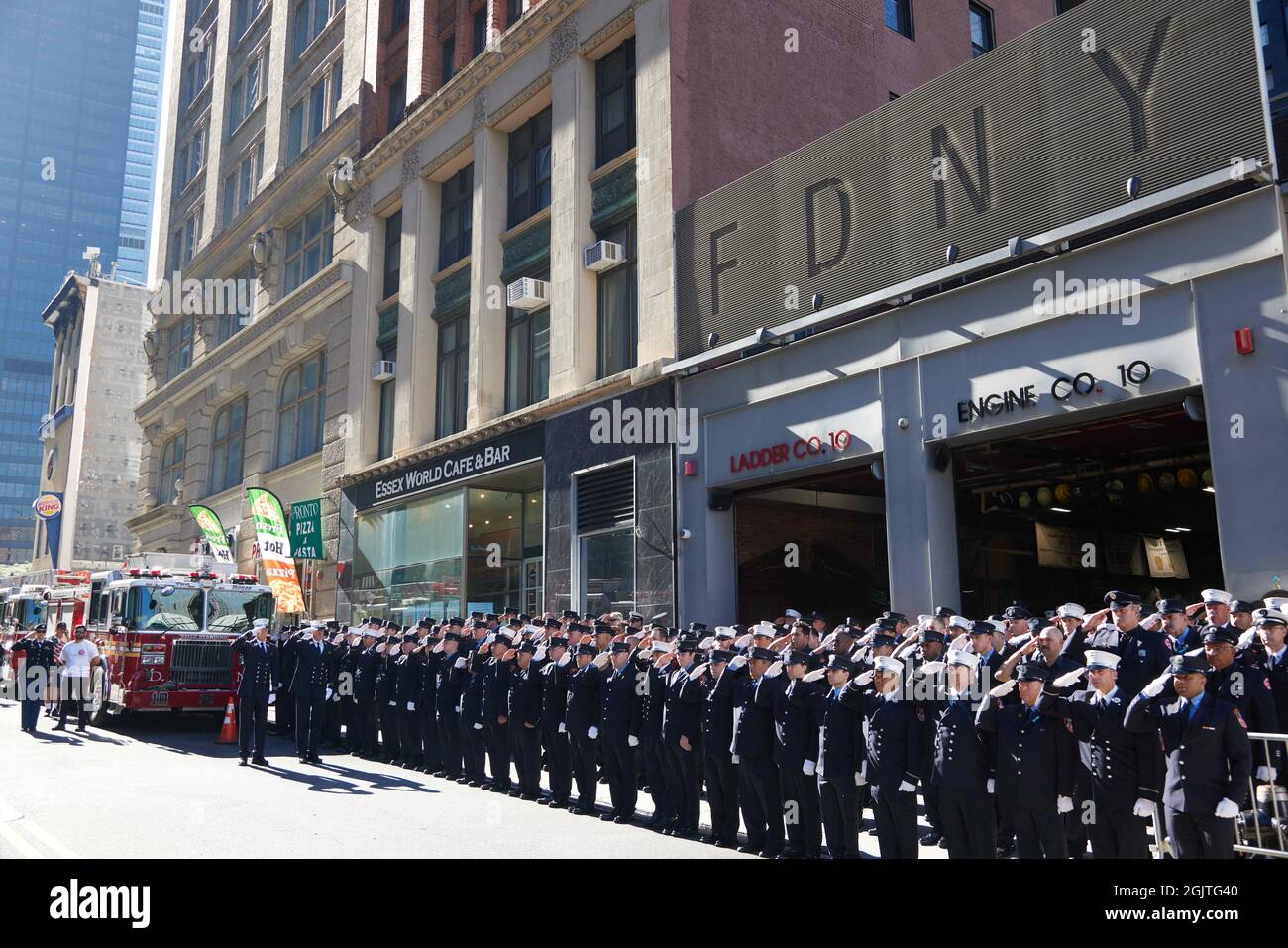 Les membres de FDNY Ten House, Engine Company 10 et Ladder Company 10, sont à l'attention en souvenir des 343 pompiers qui ont donné leur vie le 9/11/01, à l'occasion du 20e anniversaire de l'attaque terroriste du 11 septembre 2001 contre le World Trade Center et le Pentagone à New York, New York, le samedi 11 septembre 2021. Photo d'Allan Tannenbaum pour CNP/ABACAPRESS.COM Banque D'Images