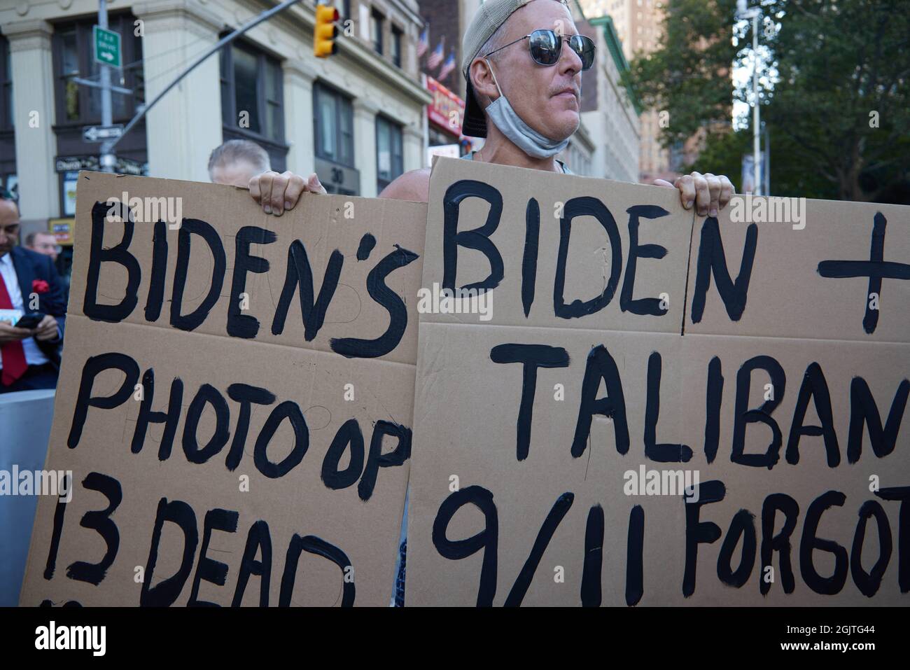 Protestataire sans nom à l'occasion du 20e anniversaire de l'attentat terroriste du 11 septembre 2001 contre le World Trade Center et le Pentagone à New York, New York, le samedi 11 septembre 2021. Photo d'Allan Tannenbaum pour CNP/ABACAPRESS.COM Banque D'Images