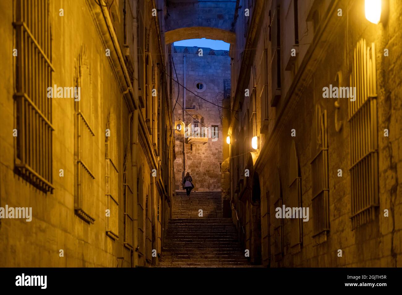 Une palestinienne descendant les escaliers de l'Ascent de la Nun ( arabe : Aqabat el-Rahbat ) dans le quartier musulman de la vieille ville est Jérusalem Israël Banque D'Images