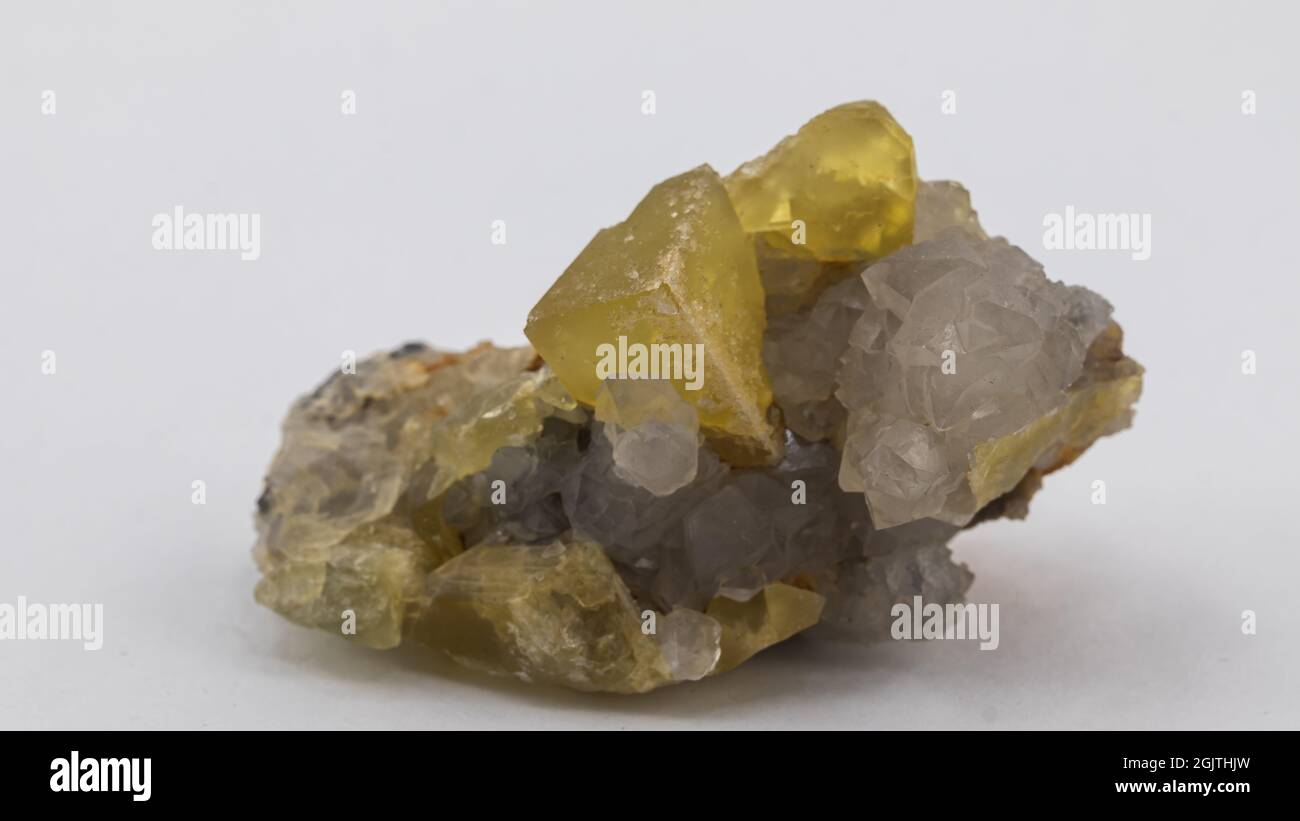 échantillon minéral avec matrice sur fond blanc Banque D'Images