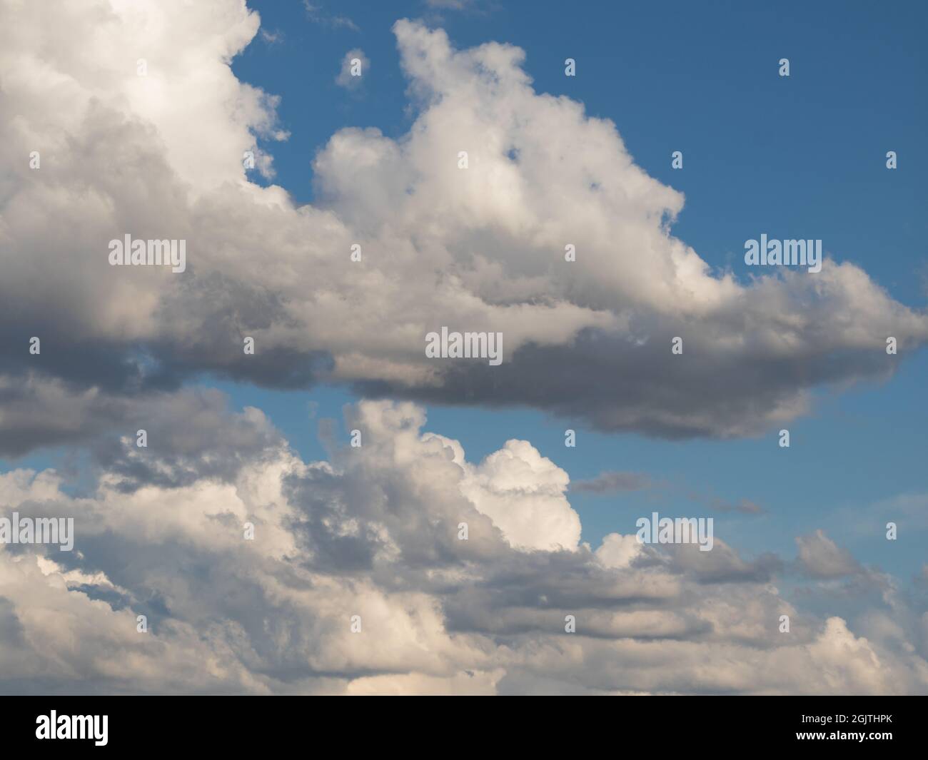 cloudscape avec des nuages blancs dans un ciel bleu Banque D'Images