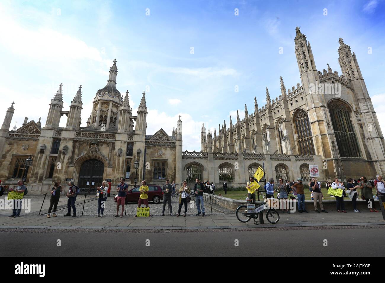 Cambridge, Royaume-Uni. 11 septembre 2021. Les manifestants se tiennent en ligne alors que Truthers se rencontrent à l'extérieur de Kings College, à Cambridge, pour faire entendre le bruit tenir les mains dans une ligne et montrer aux gens qu'ils sont « éveillés », comme ils le démontrent contre les passeports vaccinaux et la vaccination des enfants. L'événement a lieu dans des villes du Royaume-Uni. Des passeports pour vaccins doivent être nécessaires pour accéder à des endroits surpeuplés comme les boîtes de nuit et les événements sportifs à la fin de septembre 2021. Crédit : SOPA Images Limited/Alamy Live News Banque D'Images