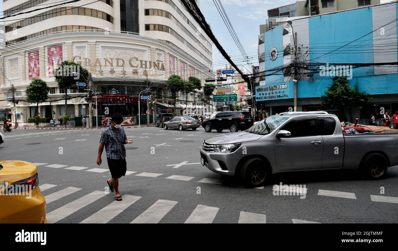 Yaowarat Road, dans le district de Samphanthawong, est la principale artère du quartier chinois de Bangkok. L'ère du covid, l'ère de la pandémie, l'ère du confinement Banque D'Images