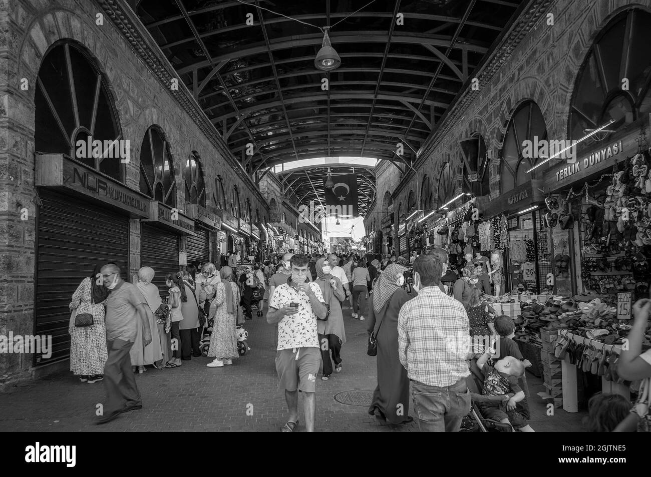 BURSA, TURQUIE. 15 AOÛT 2021. Vue sur un marché turc. Beaucoup de gens qui se promtournent autour. Shopping turc Banque D'Images