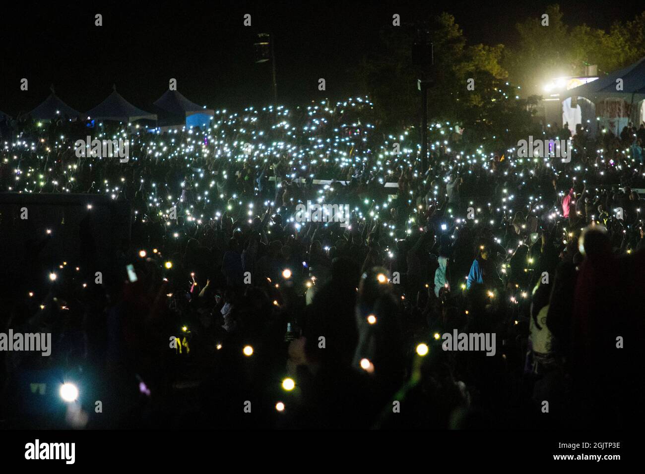 Reno, États-Unis. 11 septembre 2021. Les participants à une course de ballons à air chaud utilisent des lumières clignolantes et des téléphones pour se mettre à la vague au-dessus des ballons. La Great Reno Balloon Race annonce son auto-portrait comme la plus grande course gratuite de montgolfière au monde. Elle célèbre son 40e anniversaire cette année. (Photo de Ty O'Neil/SOPA Images/Sipa USA) crédit: SIPA USA/Alay Live News Banque D'Images