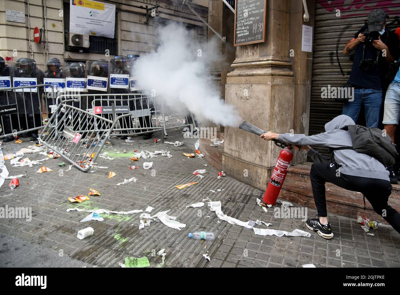 Un manifestant jette la poudre d'un extincteur à la police catalane lors de la manifestation de la Journée nationale de Catalogne.des manifestants pro-indépendantistes pendant la Journée nationale de Catalogne affrontent la police catalane (Mossos d'Escuadra) pour jeter des bombes de peinture, de fumée, quelques canettes, des extincteurs, Des bouteilles et des barres de fer à la police espagnole de leur quartier général à Barcelone pour protester contre les accusations de police portées lors du référendum illégal de 2017. (Photo de Ramon Costa / SOPA Images / Sipa USA) Banque D'Images