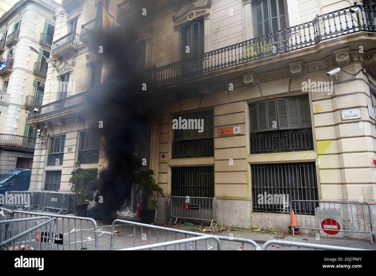 Barcelone, Espagne. 11 septembre 2021. Une cartouche de fumée est lancée à la façade du siège de la police espagnole lors de la manifestation de la Journée nationale de Catalogne.des manifestants pro-indépendantistes pendant la Journée nationale de Catalogne affrontent la police catalane (Mossos d'Escuadra) pour jeter des bombes de peinture, de fumée, quelques canettes, des extincteurs, Des bouteilles et des barres de fer à la police espagnole de leur quartier général à Barcelone pour protester contre les accusations de police portées lors du référendum illégal de 2017. Crédit : SOPA Images Limited/Alamy Live News Banque D'Images