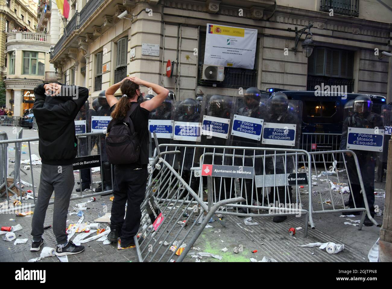Des manifestants avec les mains sur la tête vus devant les policiers Riot catalan pendant la manifestation de la Journée nationale de Catalogne.des manifestants pro-indépendantistes pendant la Journée nationale de Catalogne affrontent la police catalane (Mossos d'Escuadra) pour jeter des bombes de peinture, de fumée, des canettes, des extincteurs, Des bouteilles et des barres de fer à la police espagnole de leur quartier général à Barcelone pour protester contre les accusations de police portées lors du référendum illégal de 2017. (Photo de Ramon Costa / SOPA Images / Sipa USA) Banque D'Images