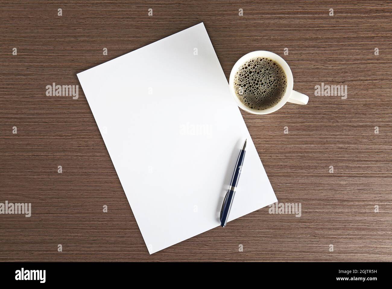 Videz la feuille de papier avec le stylo et la tasse de café sur la table.  Concept d'entretien de poste Photo Stock - Alamy