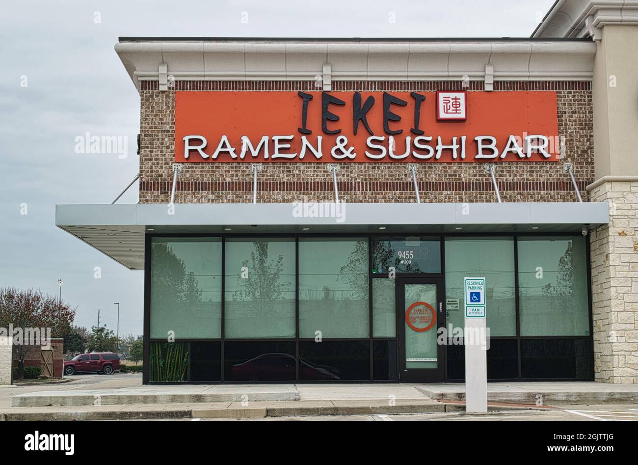 Humble, Texas USA 01-01-2020: Iekei Ramen et Sushi Bar bâtiment extérieur à humble, TX. Un bar à sushis populaire dans la région de Houston. Banque D'Images