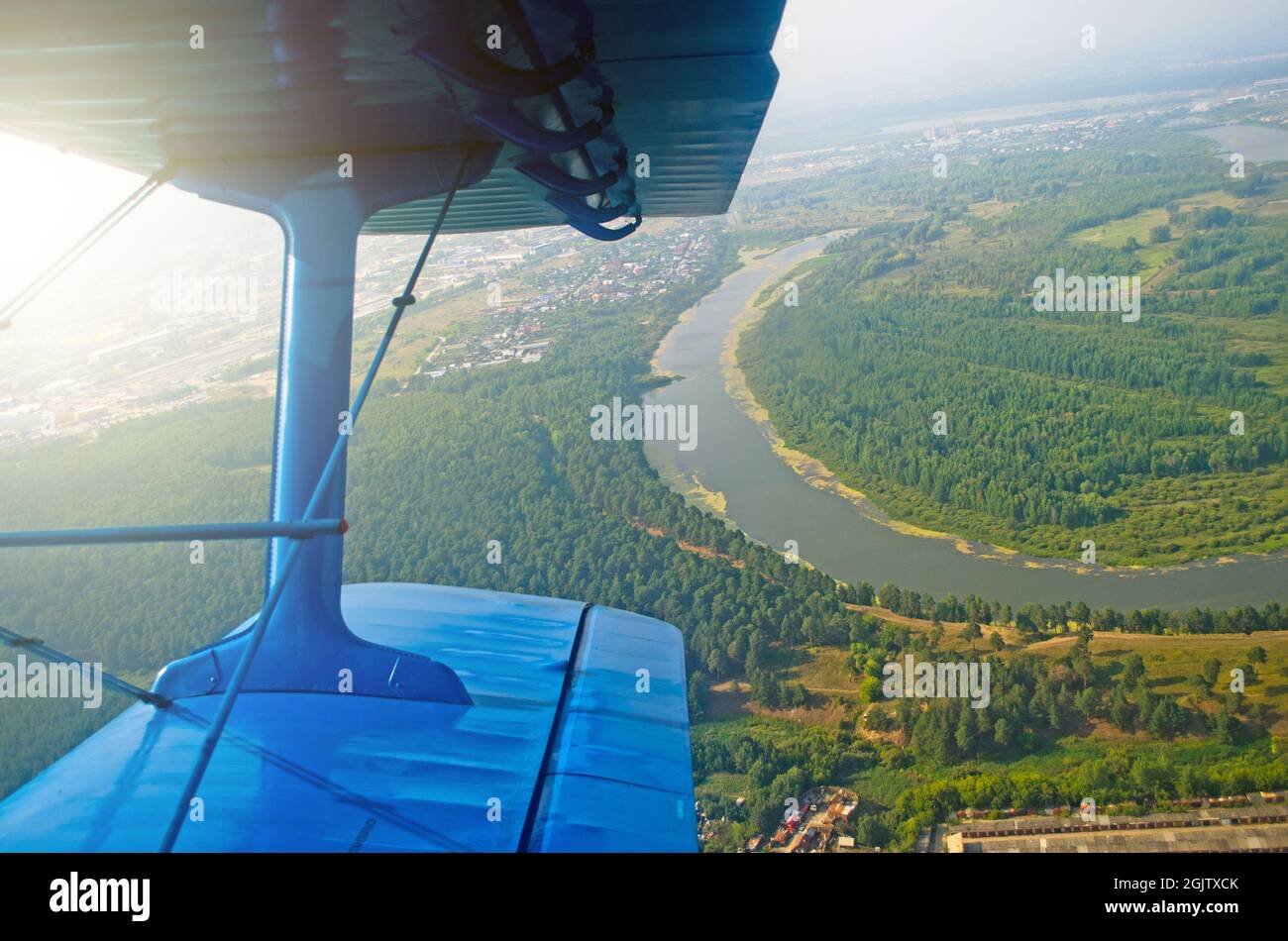Vue sur le hublot d'un biplan turboprop sur la rivière Banque D'Images