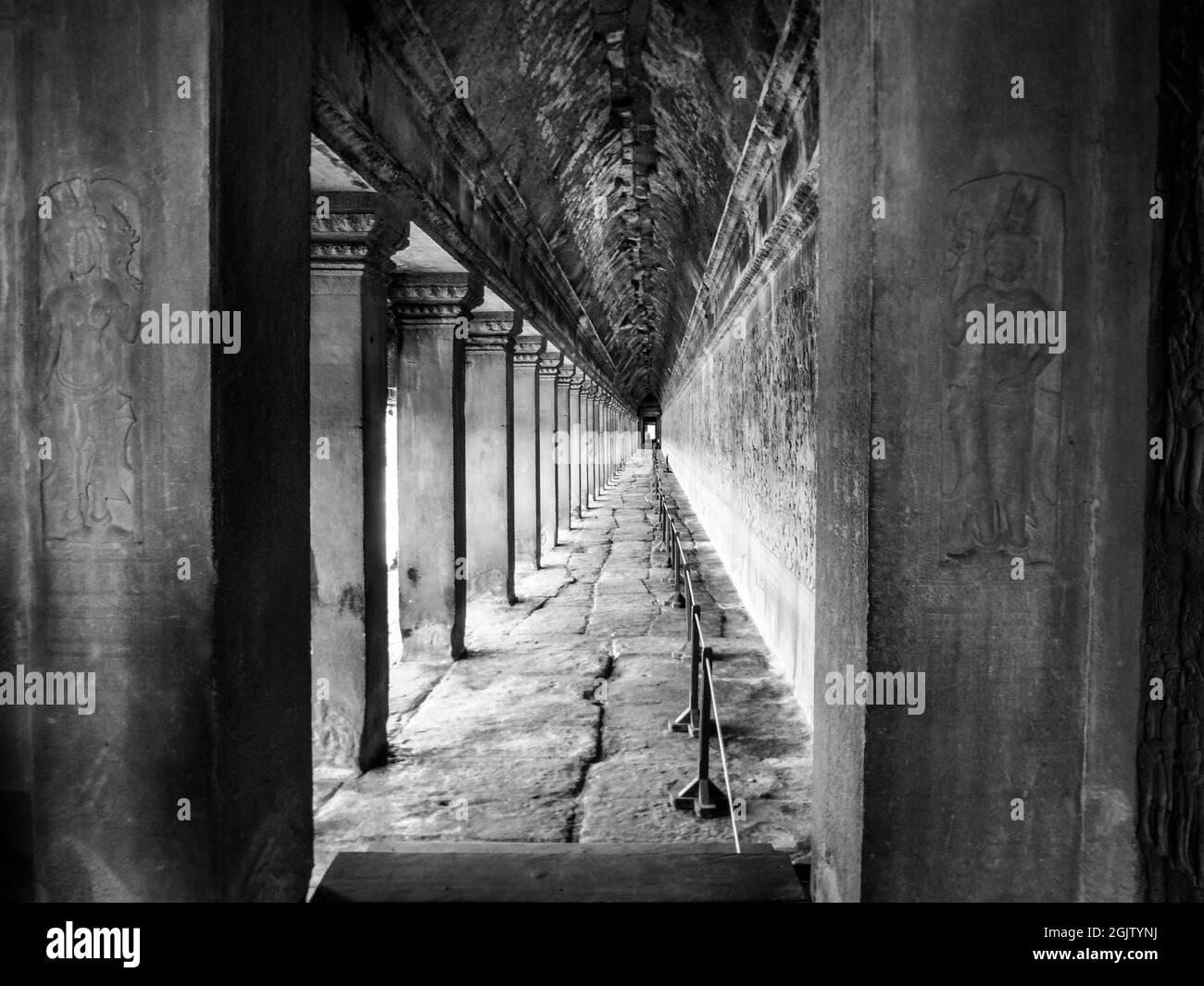 Un couloir à Angkor Wat, Siem Reap Cambodge Banque D'Images