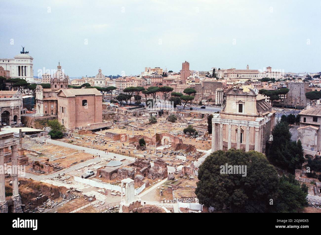 La vue du Forum Romanum sur le Mont Palatin à Rome, tourné avec la technique du film analogique Banque D'Images