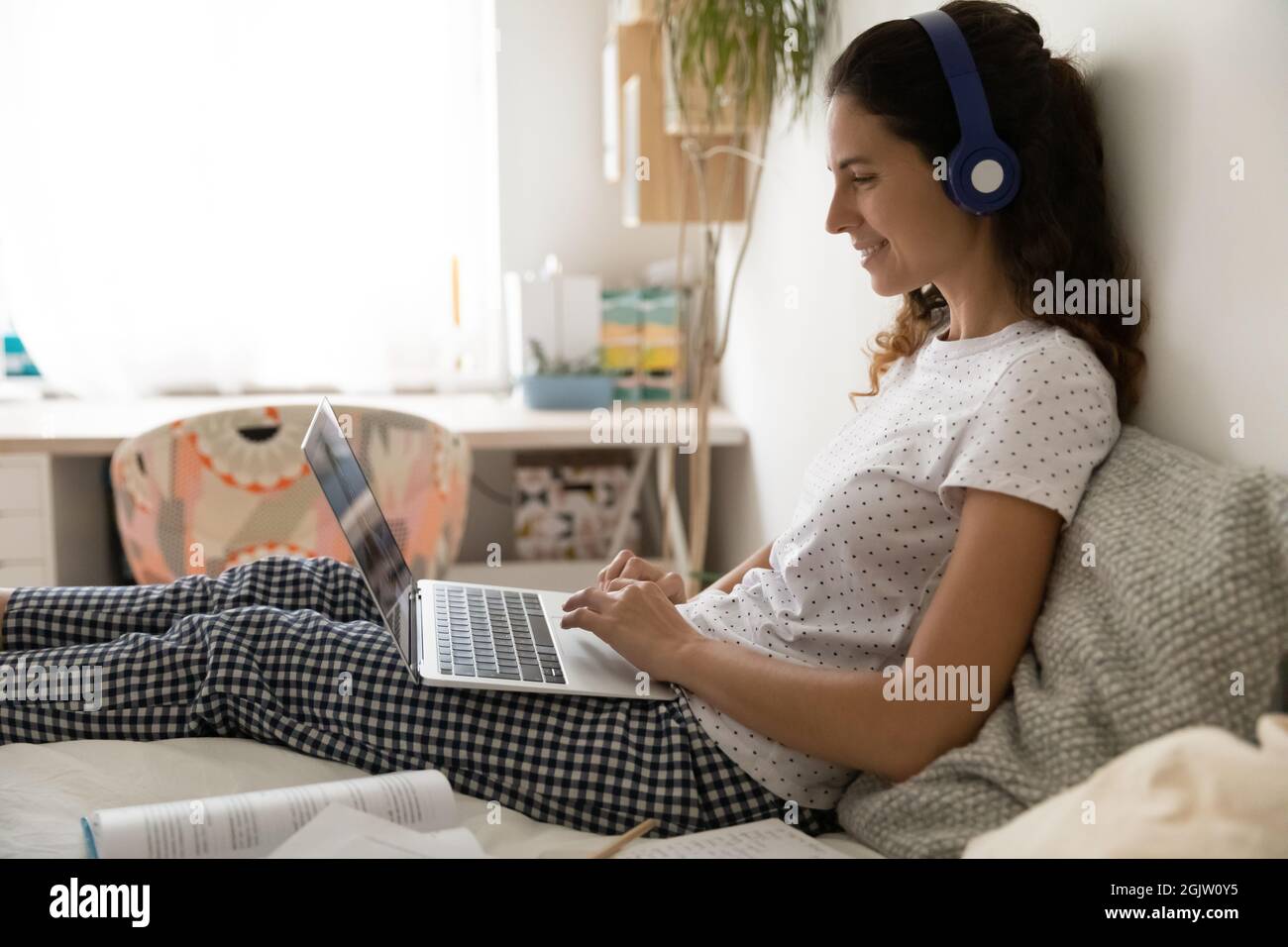 Femme a mis l'ordinateur sans fil sur des tours participe à la vidéoconférence Banque D'Images