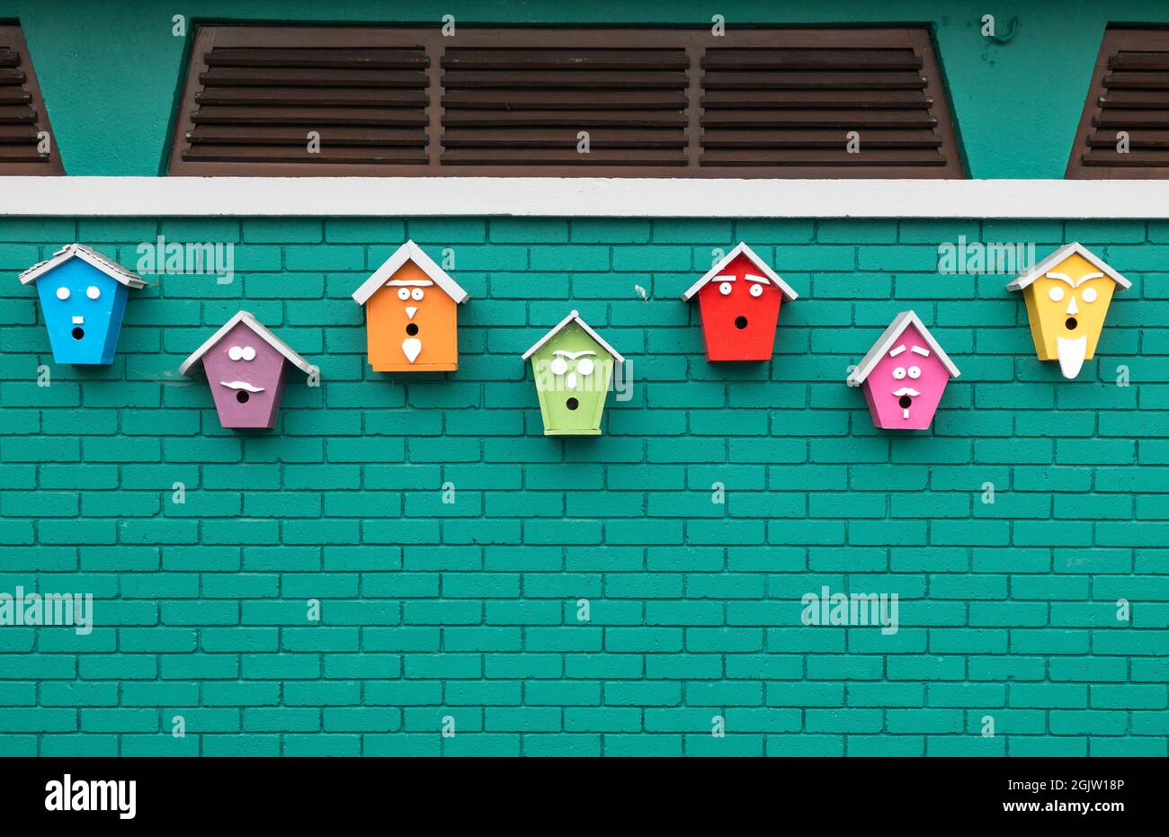 Ballingeary, Cork, Irlande. 11 septembre 2021. Des casiers à oiseaux colorés sont suspendus à l'extérieur des toilettes publiques de Ballingeary, Co. Cork, Irlande. - photo; David Creedon / Alamy Live News Banque D'Images