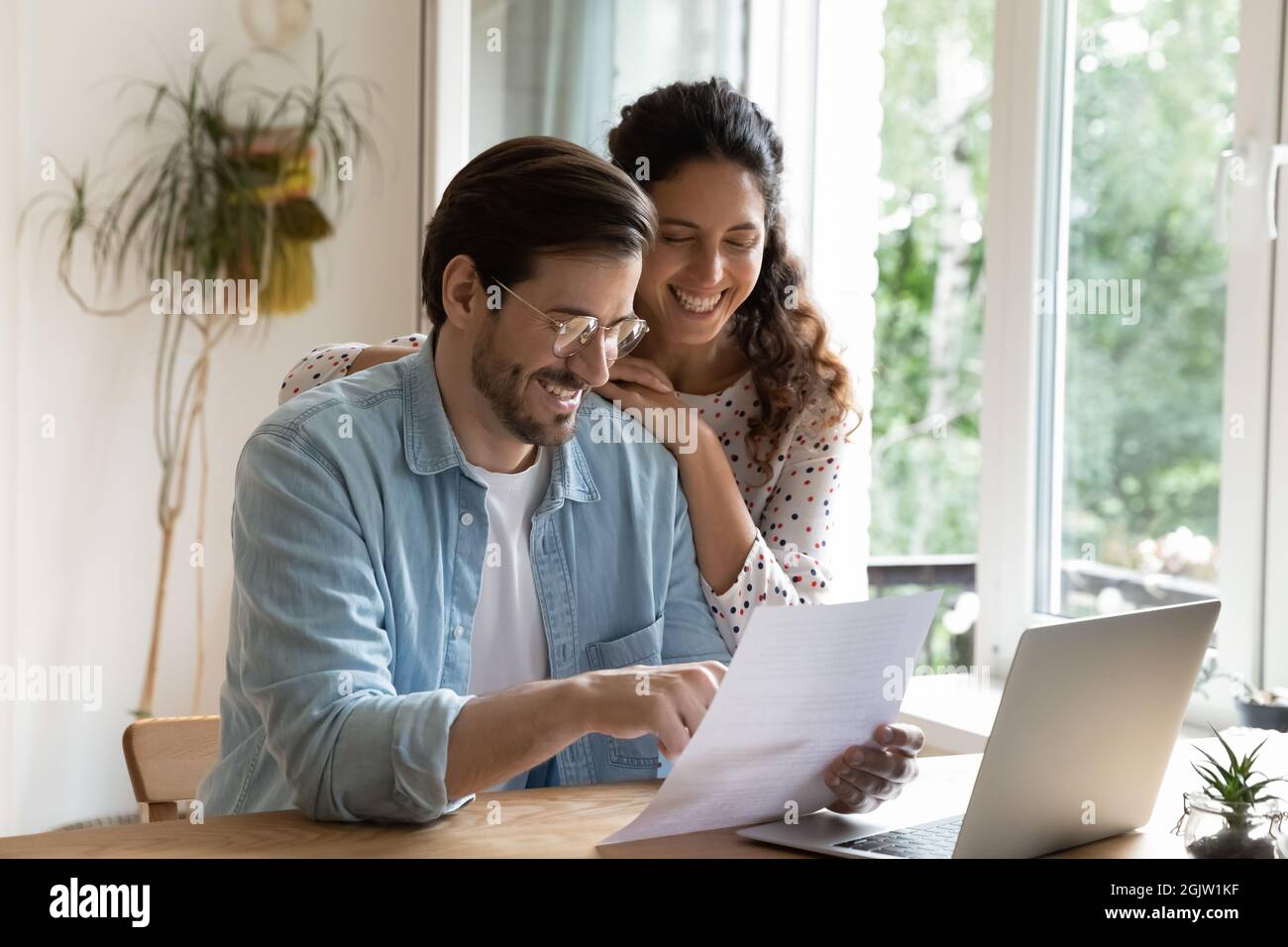 Bonne femme et mari ont lu de bonnes nouvelles dans la lettre Banque D'Images