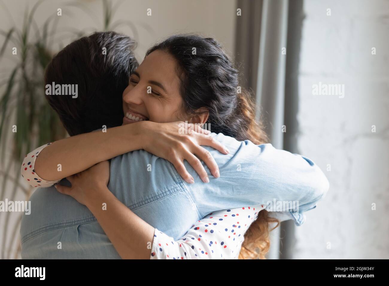 Une femme heureuse en amour encadre son mari bien-aimé Banque D'Images