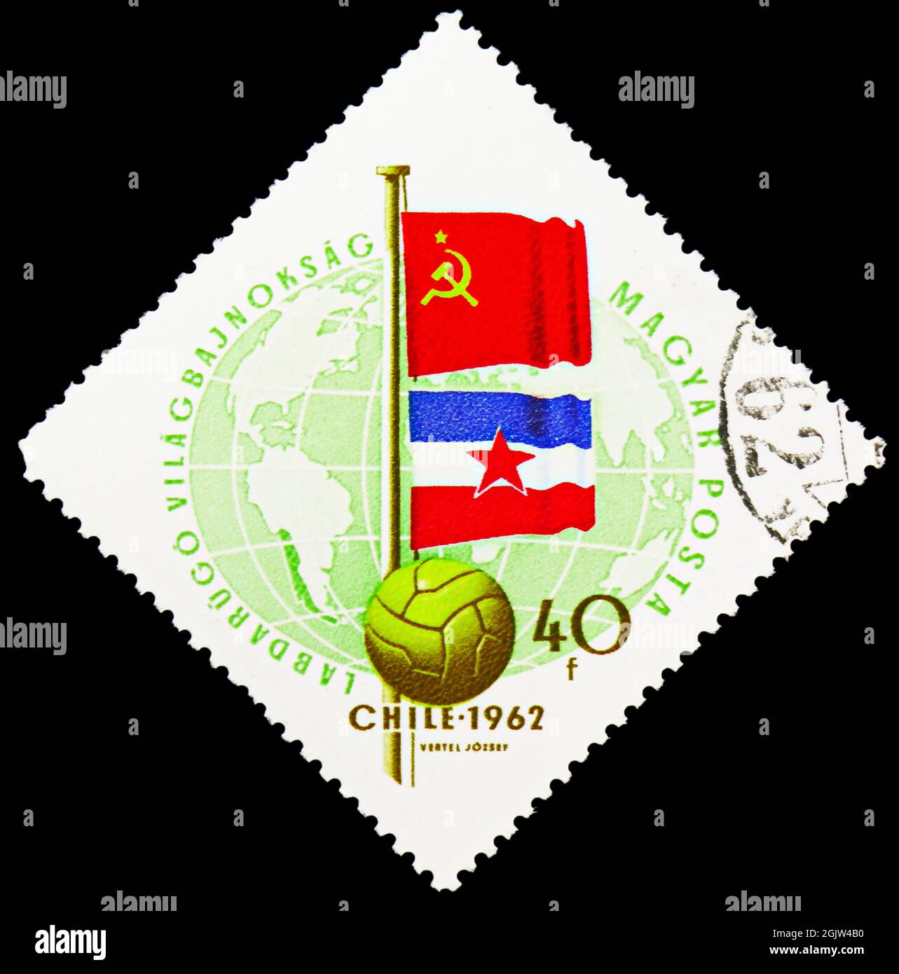 MOSCOU, RUSSIE - 20 JUIN 2021 : timbre-poste imprimé en Hongrie montre les drapeaux de l'Union soviétique et de la Yougoslavie, coupe du monde de la FIFA 1962 - Chili série, ci Banque D'Images