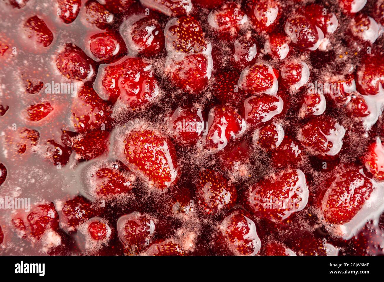 Processus de fabrication de confiture de fraises maison. La confiture de fraises a l'air très appétissante. Confiture de fraises maison à ébullition. Gros plan sur la confiture de fraises. Banque D'Images