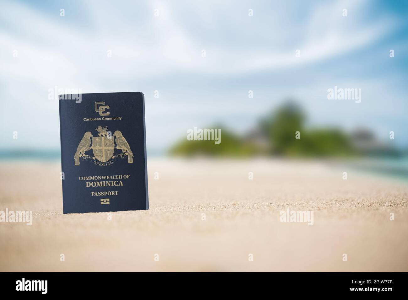 Passeport Dominique sur la plage de sable, espace pour écrire, citoyenneté Banque D'Images