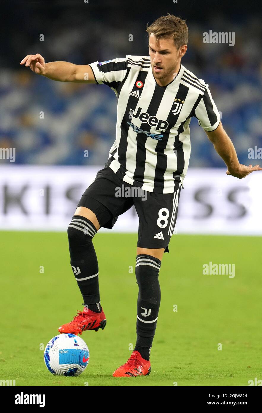 NAPLES, ITALIE - SEPTEMBRE 11: Aaron Ramsey de Juventus en action, pendant la série Un match entre SSC Napoli et Juventus au Stadio Diego Armando Maradona le 11 septembre 2021 à Naples, Italie. (Photo par MB Media) Banque D'Images