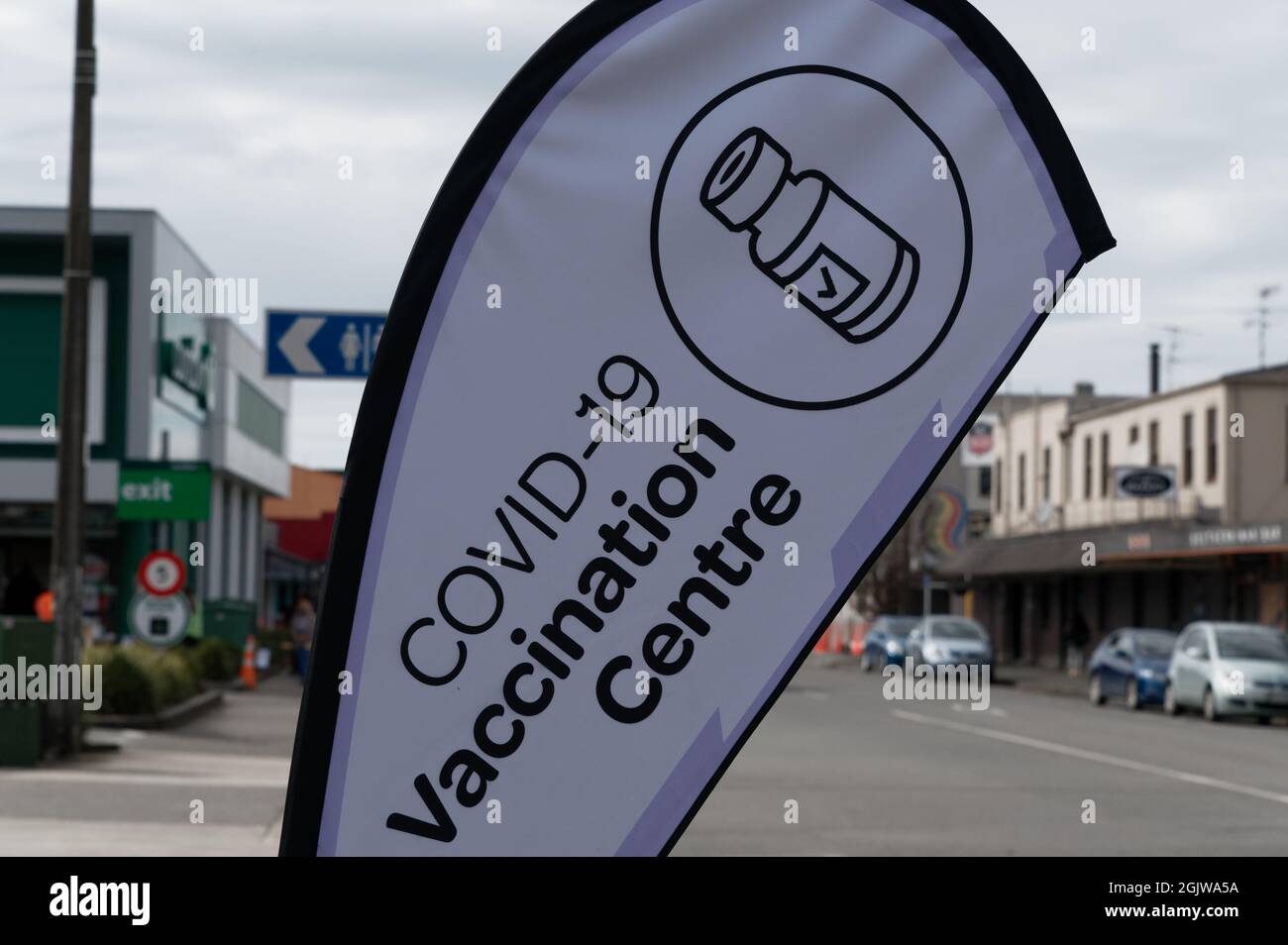 Un centre de vaccination Covid-19 annonce sa présence dans une ville néo-zélandaise avec un drapeau de trottoir Banque D'Images
