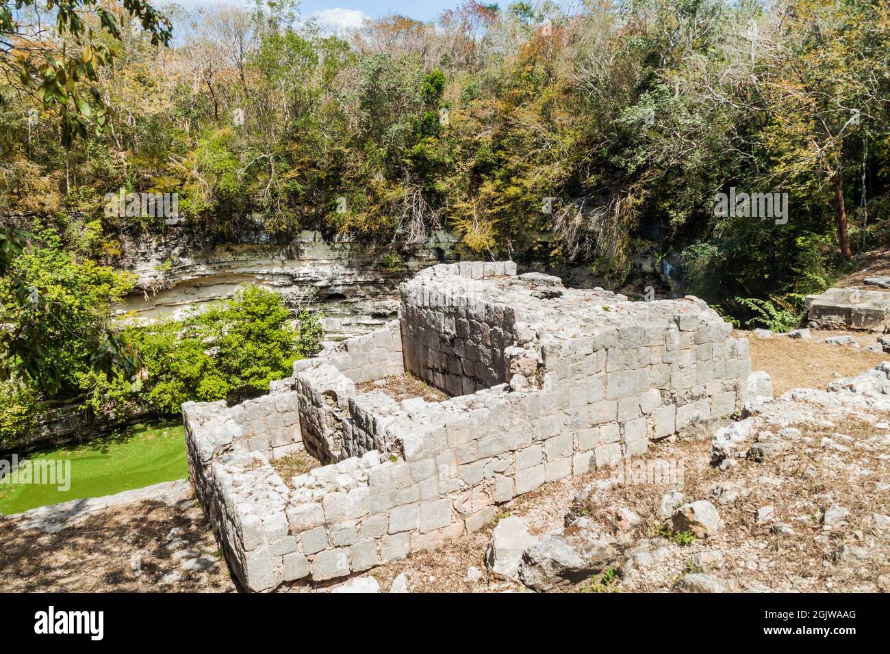 Cénote sacré au site archéologique de Chichen Itza, Mexique Banque D'Images