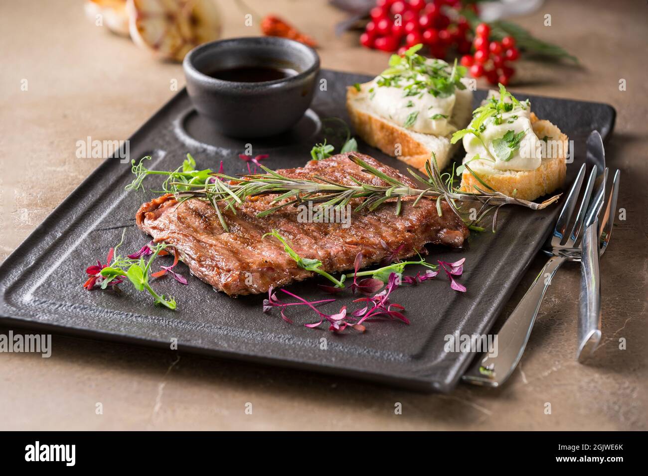 Steak de boucher, sur une assiette en pierre Banque D'Images