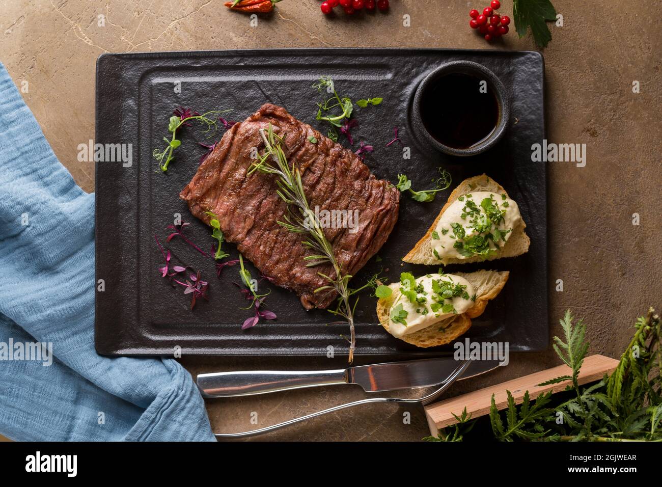 Steak de boucher, sur une assiette en pierre Banque D'Images