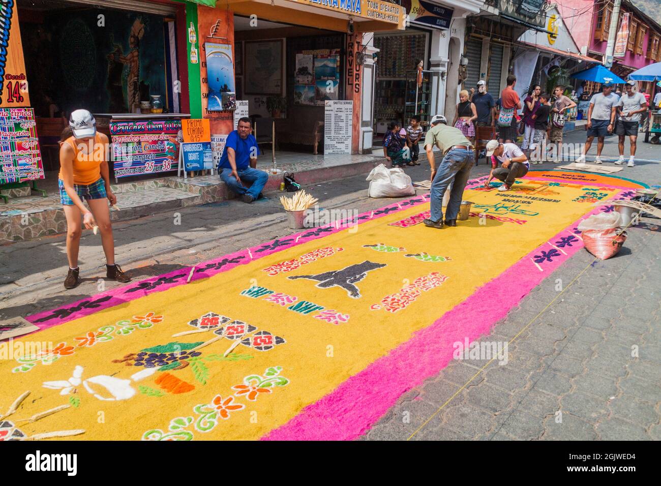 PANAJACHEL, GUATEMALA - 25 MARS 2016 : les gens décorent les tapis de Pâques dans le village de Panajachel, Guatemala Banque D'Images