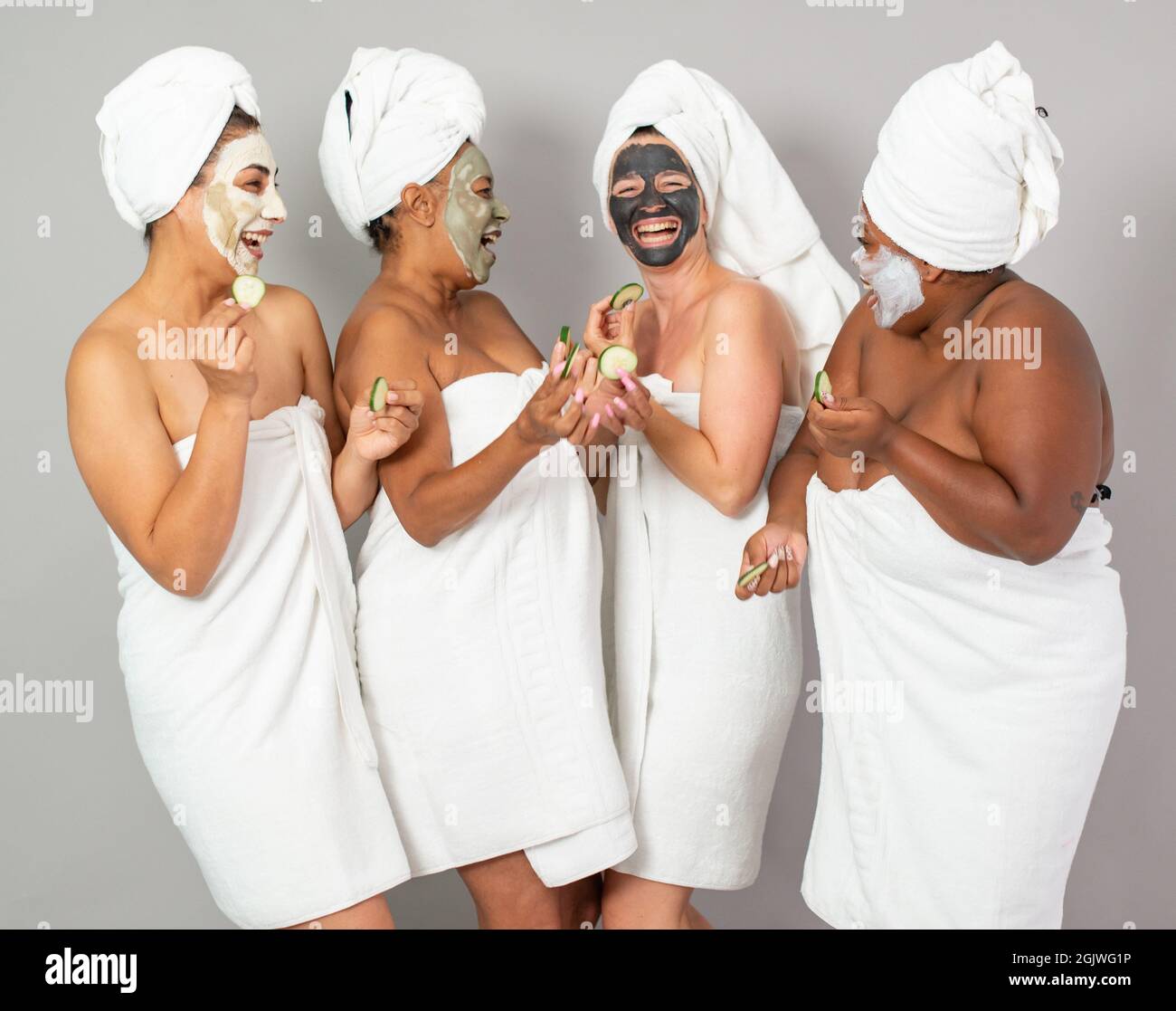 Des femmes multiethniques ravies avec des concombres pendant la séance de spa Banque D'Images