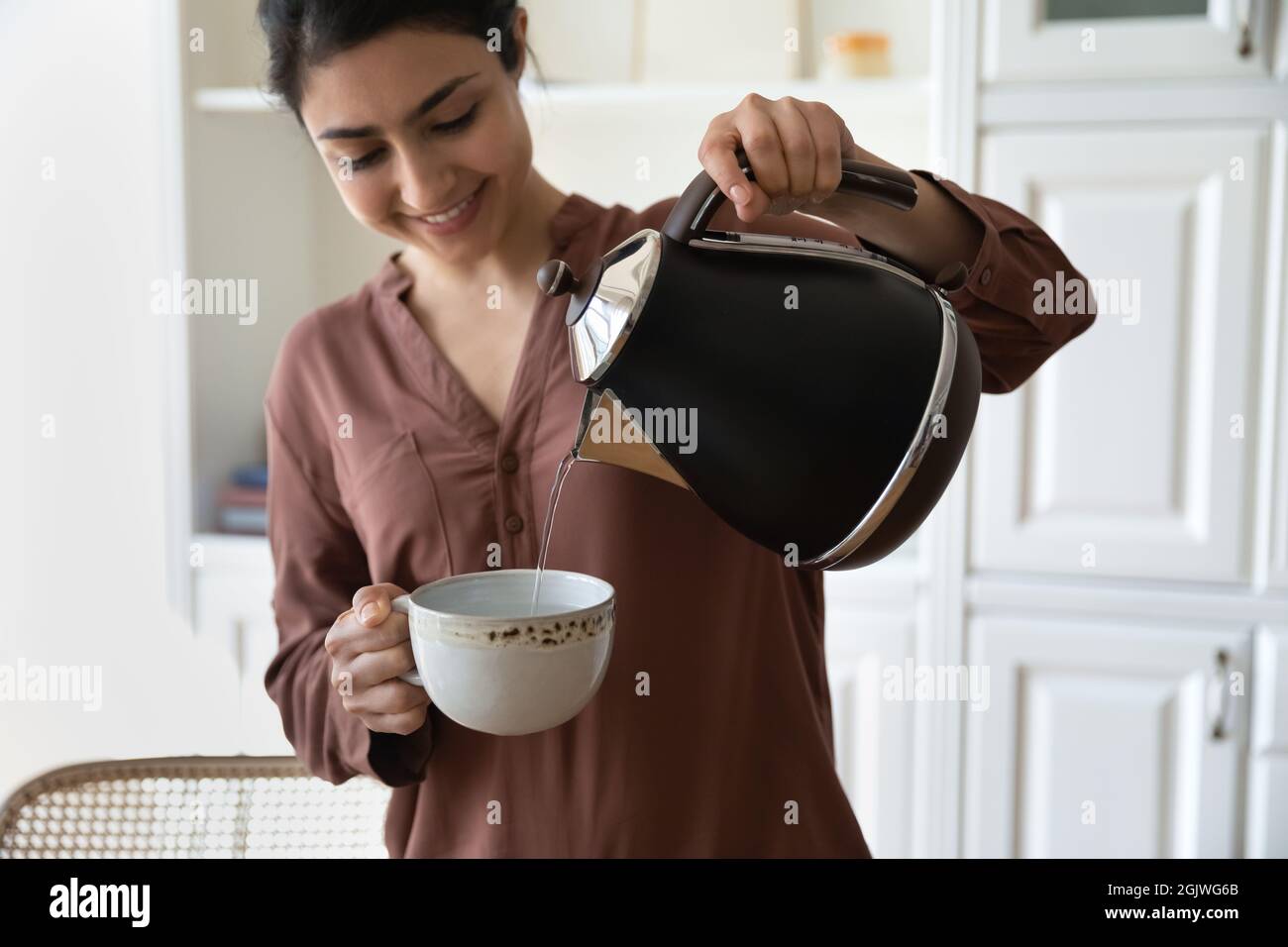 Bonne jeune femme indienne tient une tasse de thé café thé Banque D'Images