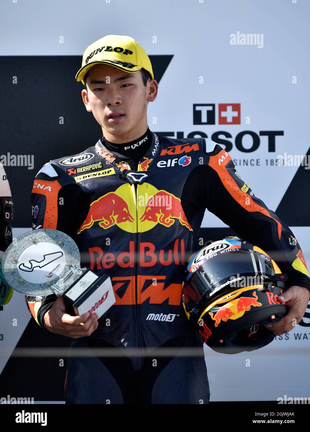 MotoGP - Grand Prix Aragon - Motorland Aragon, Alcaniz, Espagne - 12  septembre 2021 Ayumu Sasaki de Red Bull KTM Tech 3 célèbre sur le podium  avec un trophée après avoir terminé