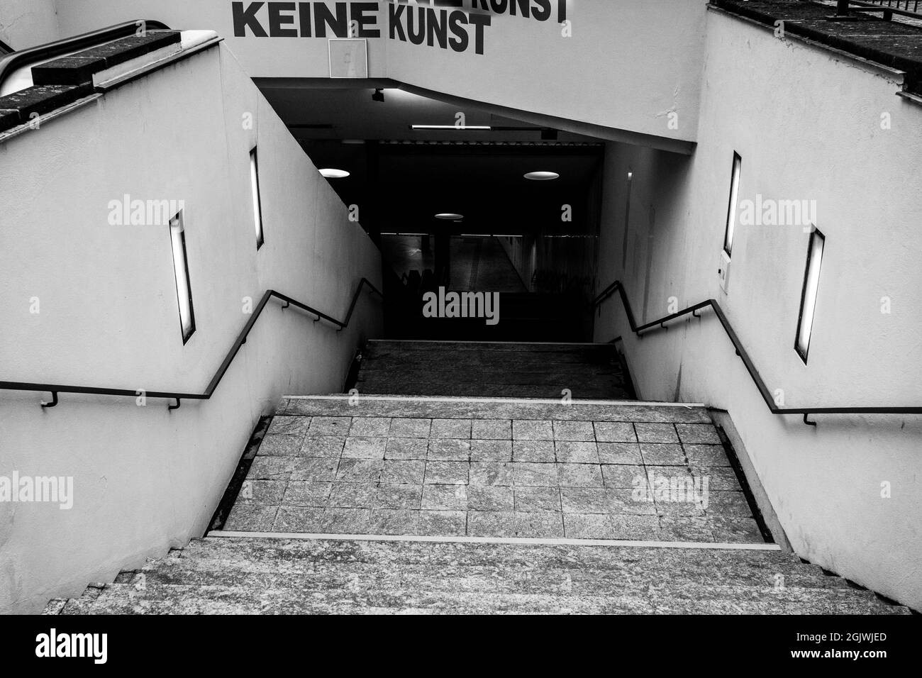 escaliers vers le métro à roemer dans le centre-ville de francfort, hesse, allemagne Banque D'Images