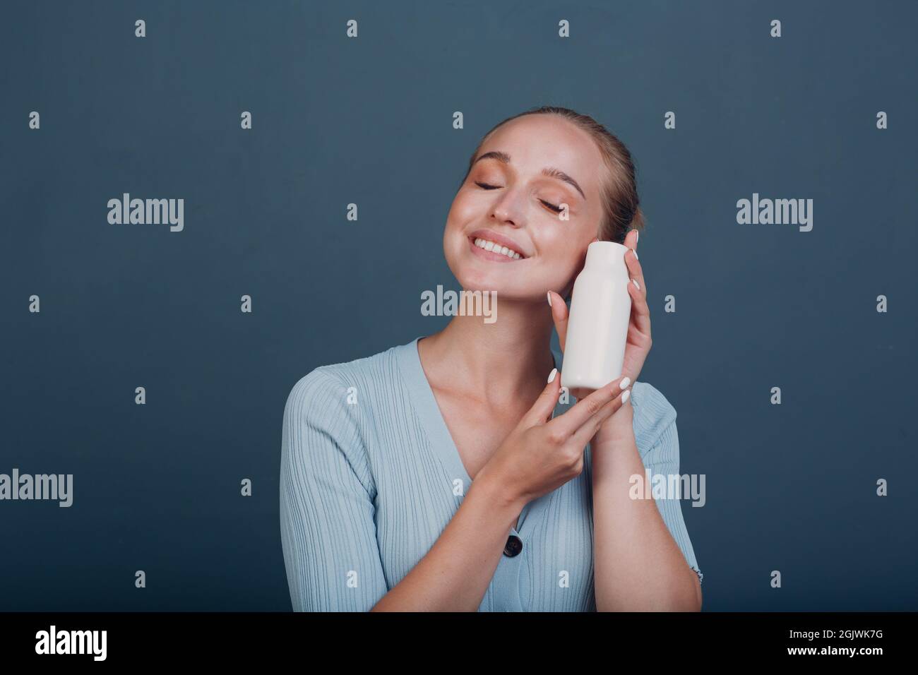 Jolie jeune femme tient blanc modèle de bouteille vide espace vide. Bol à  shampoing ou à cosmétiques Photo Stock - Alamy
