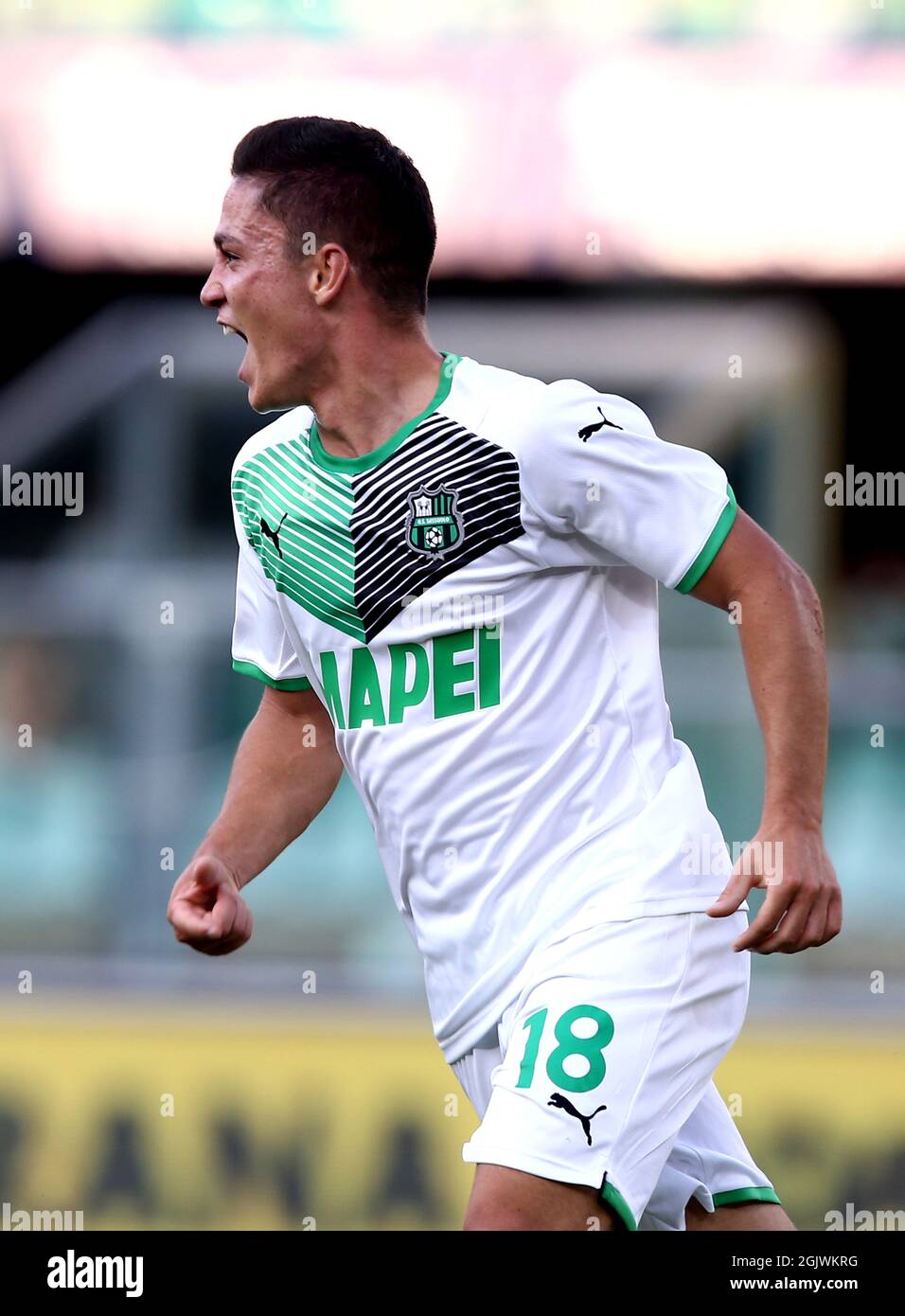 VÉRONE, ITALIE - AOÛT 21: Giacomo Raspadori des États-Unis Sassuolo célèbre après avoir inscrit son but, pendant la série Un match entre Hellas Verona FC et US Sassuolo au Stadio Marcantonio Bentegodi le 21 août 2021 à Vérone, Italie. (Photo par MB Media) Banque D'Images