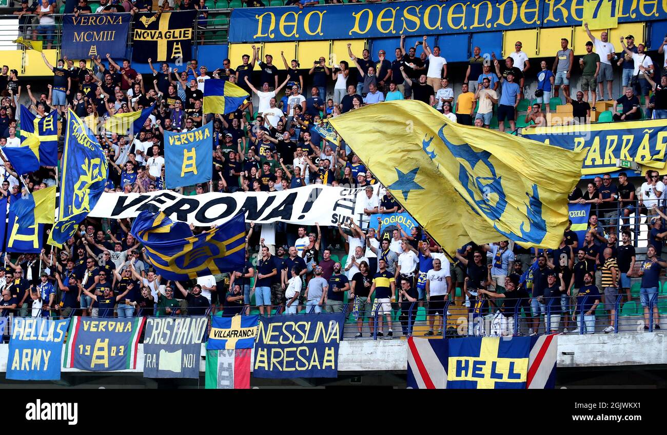 VÉRONE, ITALIE - AOÛT 21: Fans de Hellas Verona, pendant la série Un match entre Hellas Verona FC / US Sassuolo au Stadio Marcantonio Bentegodi le 21 août 2021 à Vérone, Italie. (Photo par MB Media) Banque D'Images