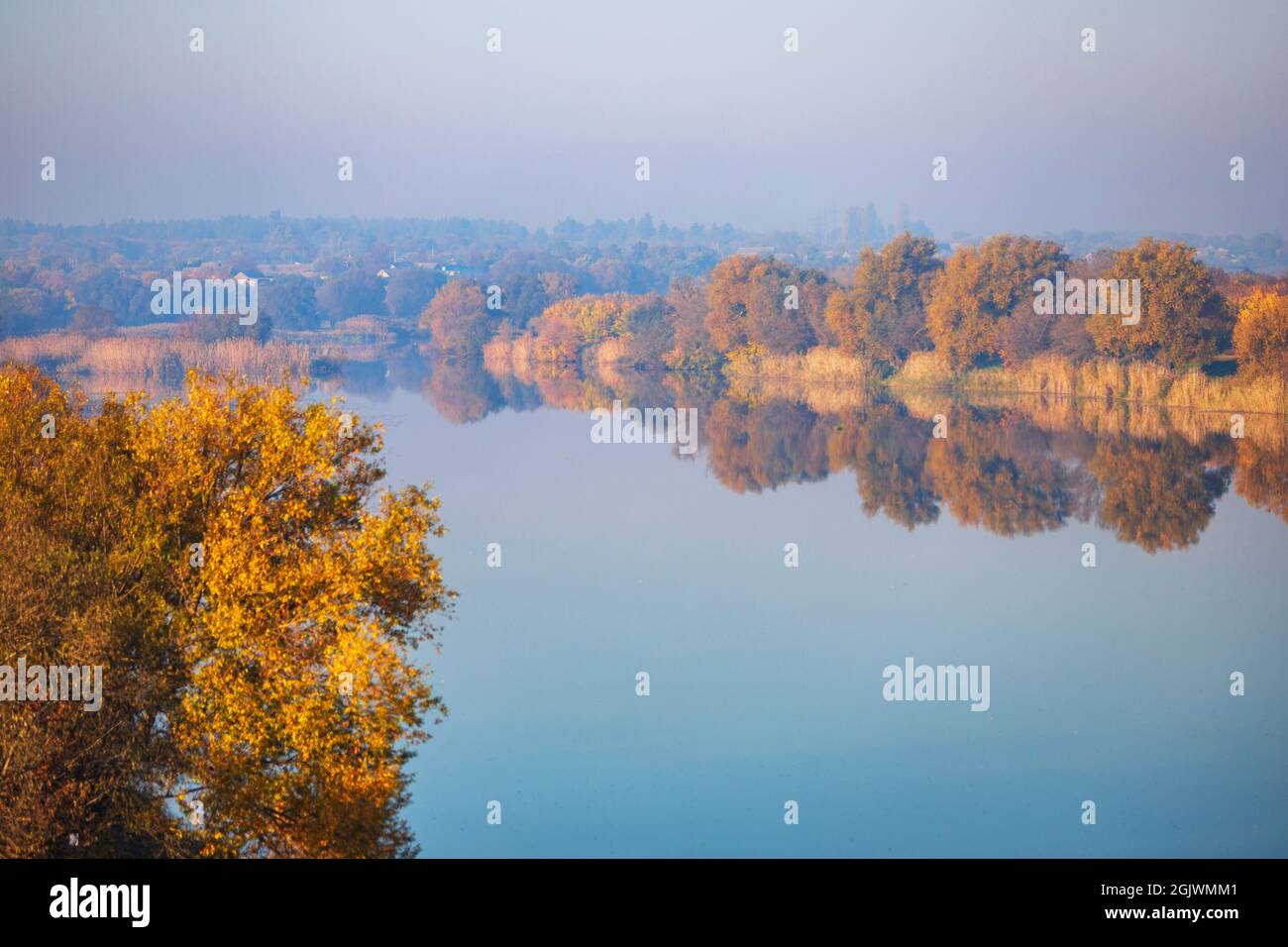 Rivière d'automne d'une hauteur avec des arbres jaunes Banque D'Images