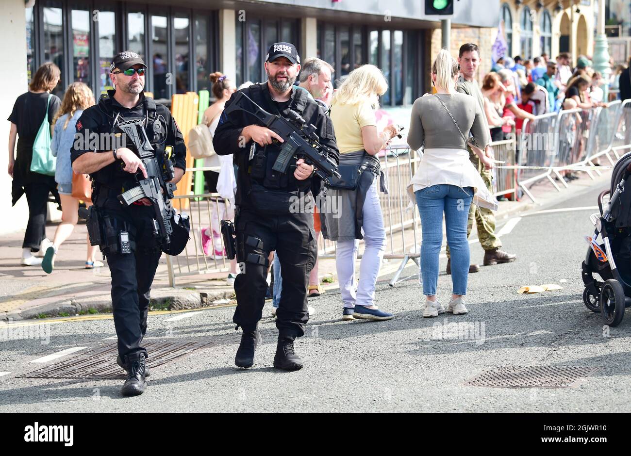 Brighton UK 12 septembre 2021 - police armée en patrouille comme des milliers de coureurs prennent part au marathon de Brighton aujourd'hui après les dernières années de course a été annulée en raison des restrictions de verrouillage de COVID-19 : crédit Simon Dack / Alay Live News Banque D'Images