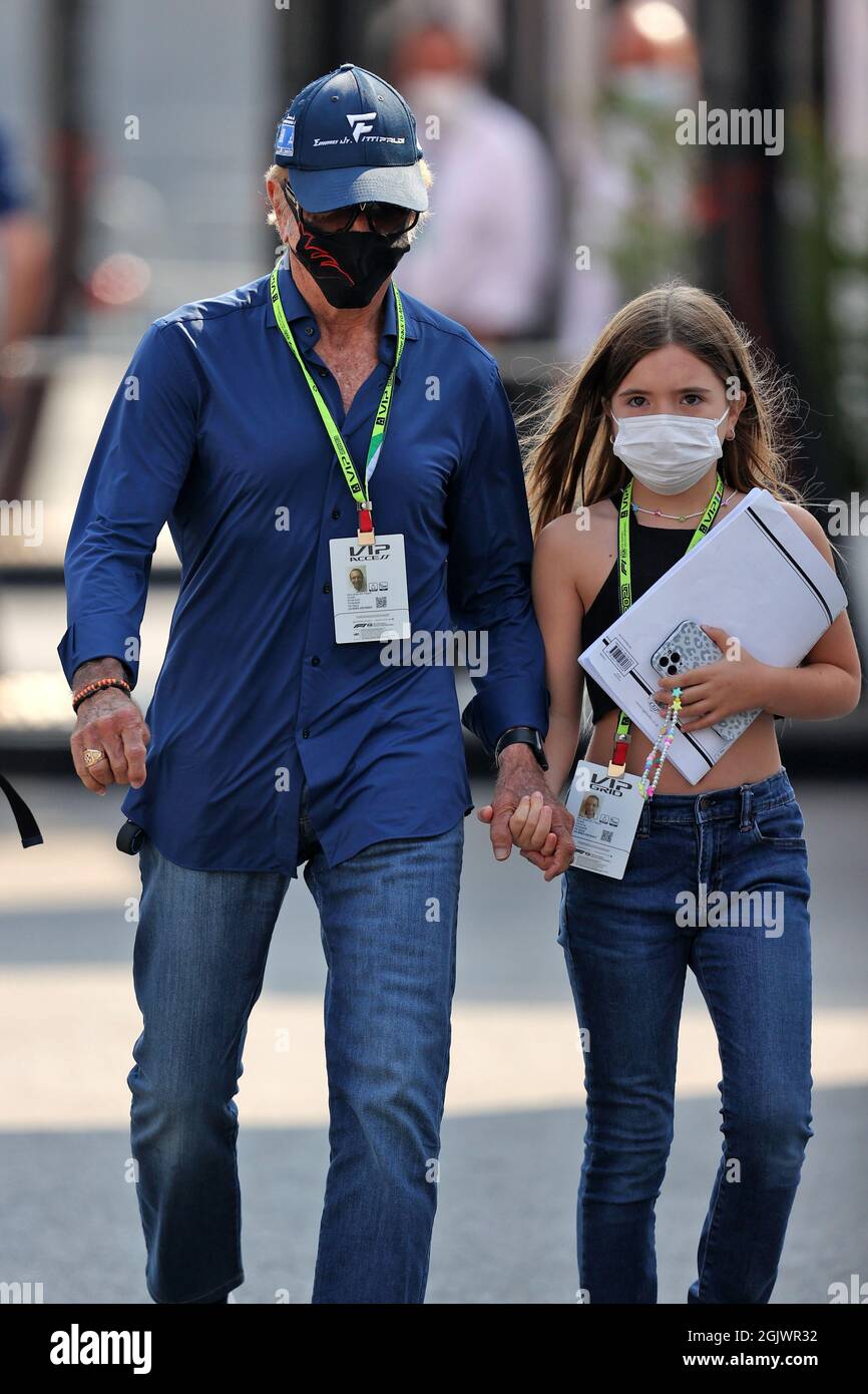 Monza, Italie. 12 septembre 2021. Enzo Fittiapldi (BRA) Ferrari Academy Driver avec Vittoria Fittipaldi. Grand Prix d'Italie, dimanche 12 septembre 2021. Monza Italie. Crédit : James Moy/Alay Live News Banque D'Images