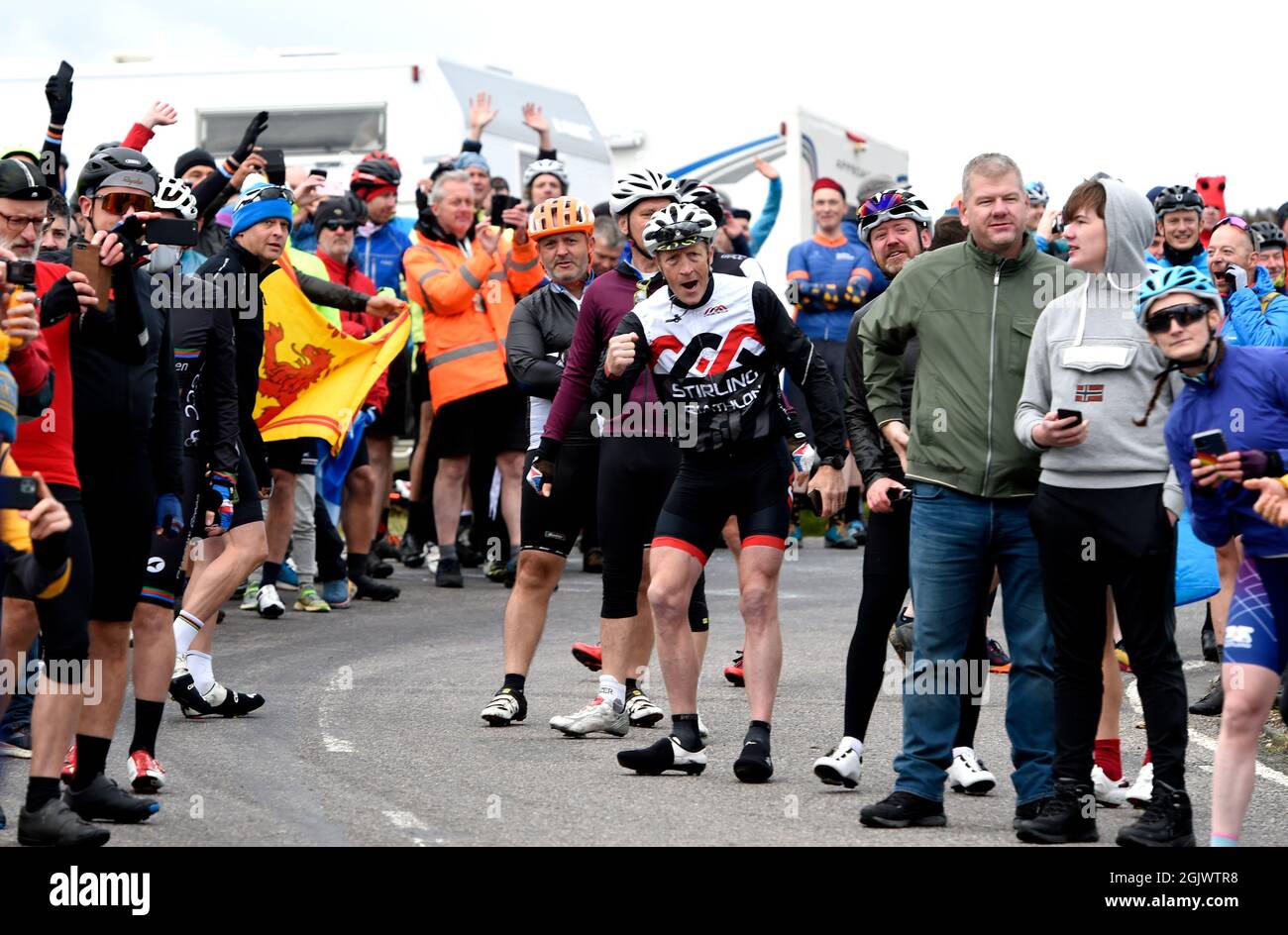 Les fans applaudissent les cyclistes lorsqu'ils montent au Cairn O' Mount lors de la huitième étape du vol AJ Bell Tour of Britain, de Stonehaven à Aberdeen. Date de la photo: Dimanche 12 septembre 2021. Banque D'Images