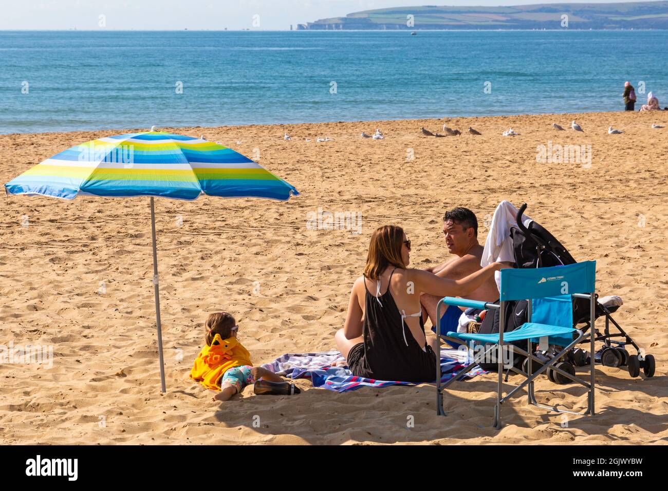 Bournemouth, Dorset, Royaume-Uni. 12 septembre 2021. Météo au Royaume-Uni : les plages de Bournemouth sont chaudes et ensoleillées, tandis que les amateurs de plage se dirigent vers le bord de mer pour profiter du soleil. Crédit : Carolyn Jenkins/Alay Live News Banque D'Images