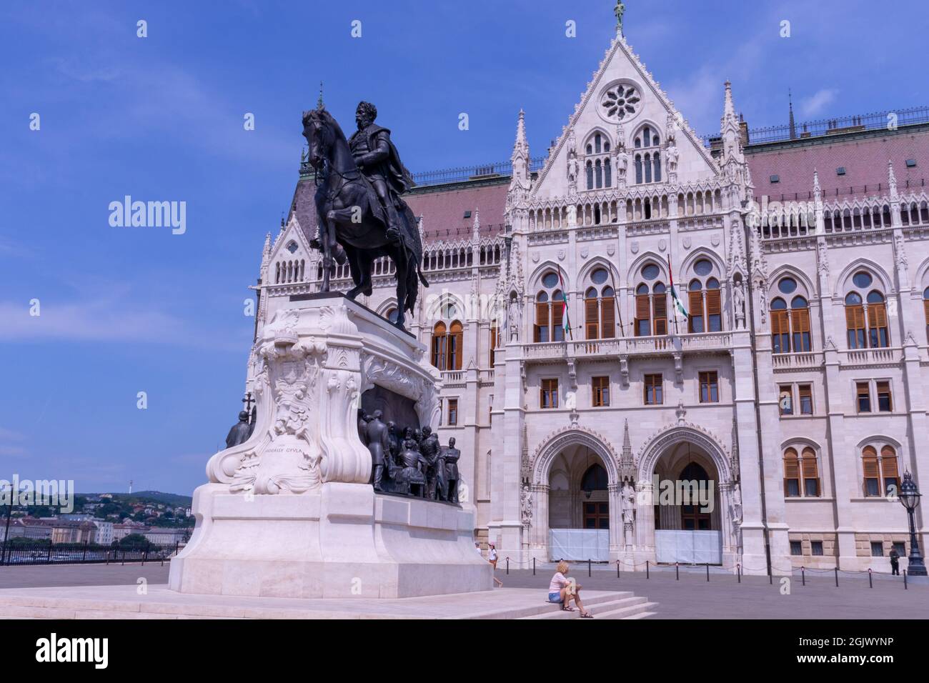 BUDAPEST, HONGRIE - 19 AOÛT 2021 : Parlement hongrois et statue du Comte Gyula Andrassy devant lui à Budapest par une journée ensoleillée Banque D'Images