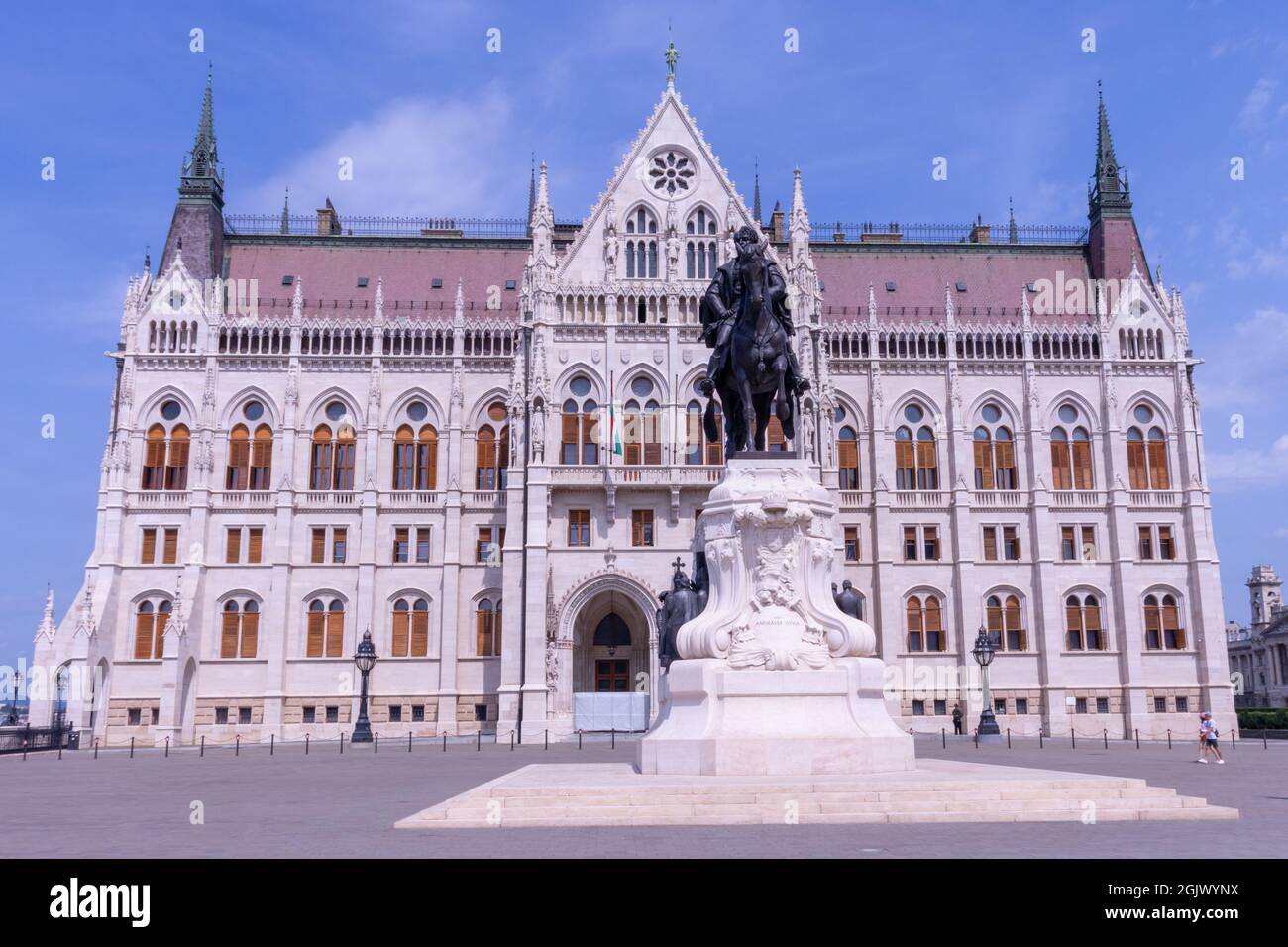 BUDAPEST, HONGRIE - 19 AOÛT 2021 : Parlement hongrois et statue du Comte Gyula Andrassy devant lui à Budapest par une journée ensoleillée Banque D'Images