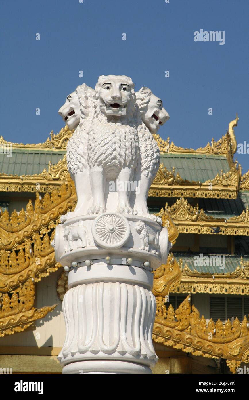 Une photo verticale d'une statue en marbre blanc de trois lions sur un pilier près de l'entrée d'un temple Banque D'Images