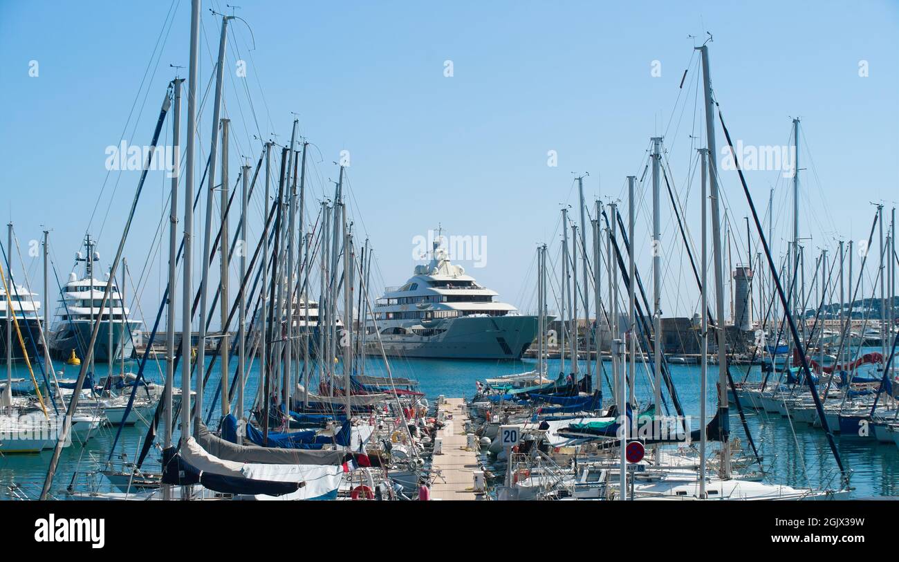 Méga yacht dans le port d'Antibes par une journée ensoleillée en septembre Banque D'Images